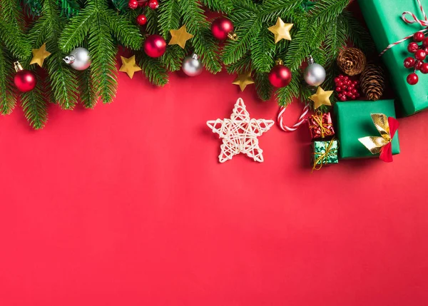 Kerstachtergrond Presenteert Wenskaart Met Bovenaanzicht Groene Dennenbomen Takken Decoratie Geschenkdoos — Stockfoto