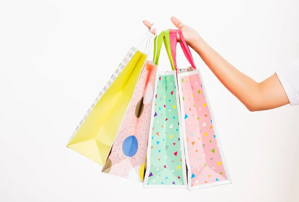 Mão Mulheres Close Segurando Saco Compras Multicolorido Colorido Muitos Pacotes — Fotografia de Stock