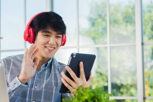 Aziatisch Jong Zakenman Geluk Met Rode Koptelefoon Hij Zitten Bureau — Stockfoto