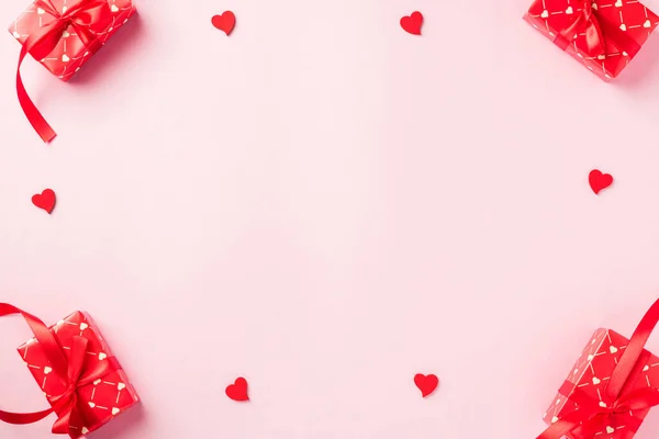발렌티누스의 리본이 상자와 가슴으로 프레임은 공간과 배경에 사랑을 카드를 만들었다 — 스톡 사진