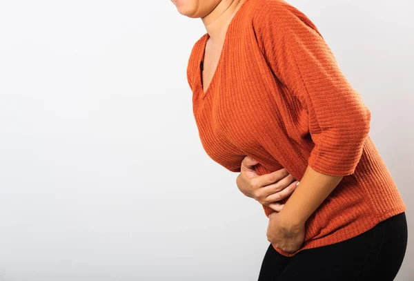 彼女は病気に胃の痛みを持っているアジアの女性は腹部に手を保持しています 体の一部 痛みを伴う胃の痛みを持っている女性彼女は腹部膨満感や慢性胃炎を持っています スタジオショット白い背景に隔離 — ストック写真