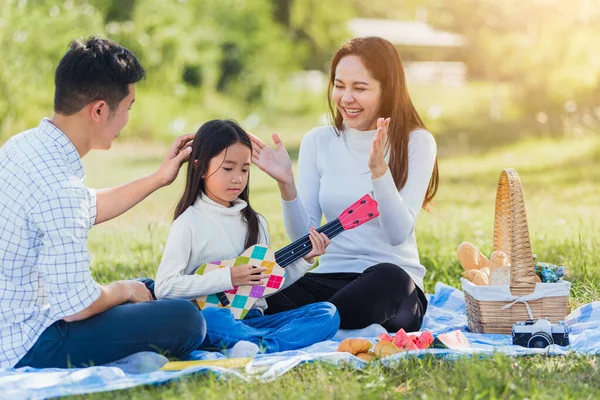 아시아인젊은 아버지 어머니 공원에서 소풍을 즐기면서 즐거운 시간을 보낸다 — 스톡 사진