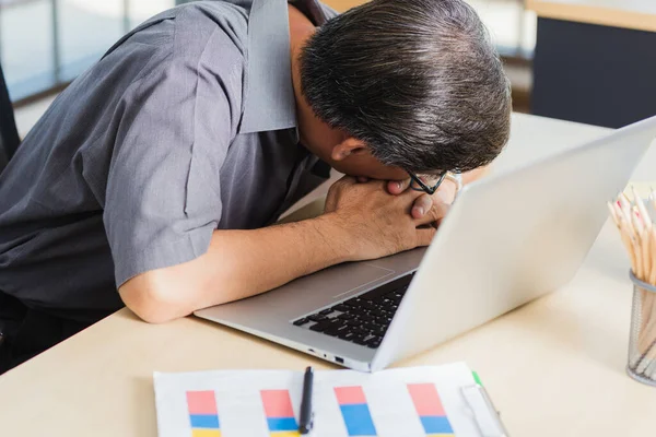 Hombre Negocios Asiático Cansado Exceso Trabajo Que Duerme Sobre Ordenador —  Fotos de Stock