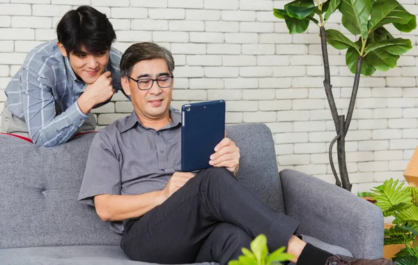 Empresário Sênior Asiático Com Tablet Digital Discutir Conjunto Com Equipe — Fotografia de Stock