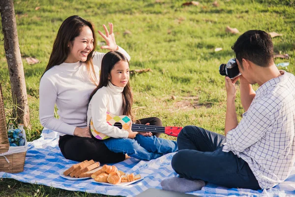 아시아인젊은 아버지 어머니 아이들이 풀밭에 즐거운 시간을 보내고 공원에서 피크닉을 — 스톡 사진