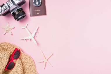 Üst kattaki daire, fotokopi alanı, iş gezisi ve tatil yaz seyahati kavramına sahip geçmişe dönük kamera, uçak, şapka, güneş gözlüğü, deniz yıldızı plaj gezgini aksesuarları.