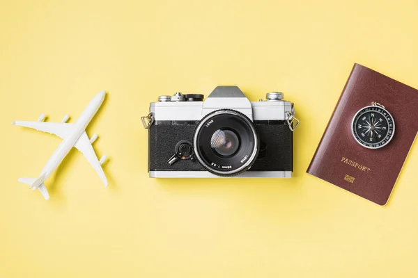 Flat Lay Top View Mockup Retro Kamera Filmek Repülőgép Utazó — Stock Fotó