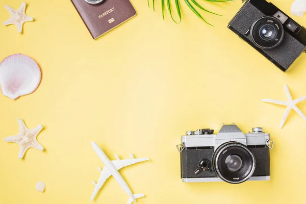 Płaskie Lay Top View Makieta Retro Kamery Filmy Samolot Liście — Zdjęcie stockowe