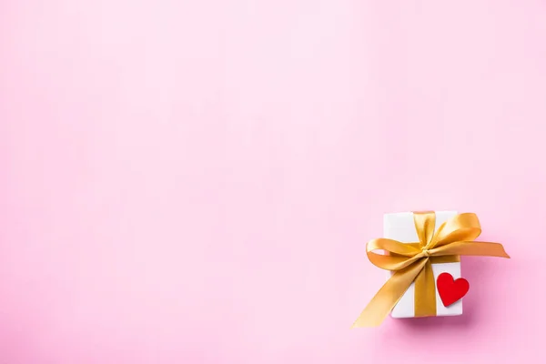 Valentines Day Background Concept Bílá Dárková Krabička Zlatou Mašlí Dřevěnou — Stock fotografie