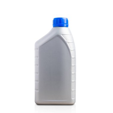 Gri plastik makine yağ şişesini yağlıyor. Makinenin motoru için mavi kapaklı. Beyaz arka planda izole edilmiş.
