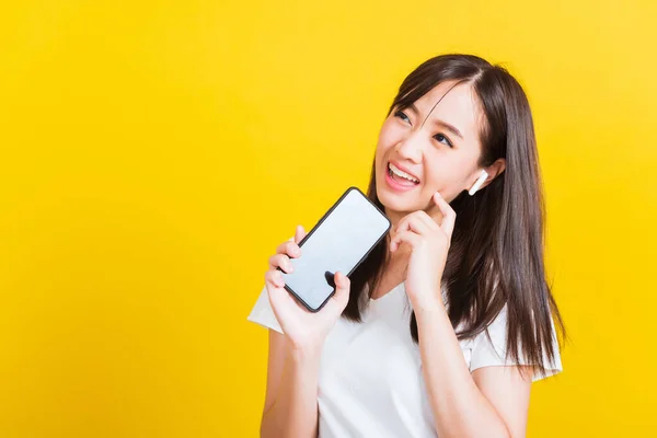 Retrato Asiático Una Joven Hermosa Feliz Sosteniendo Teléfono Inteligente Móvil — Foto de Stock