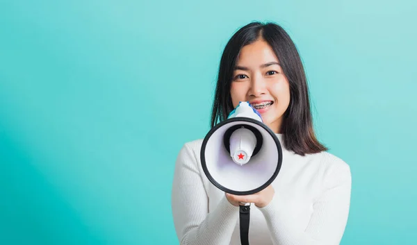 Schöne Asiatische Frau Lächelt Sie Hält Megafon Macht Die Ankündigung — Stockfoto