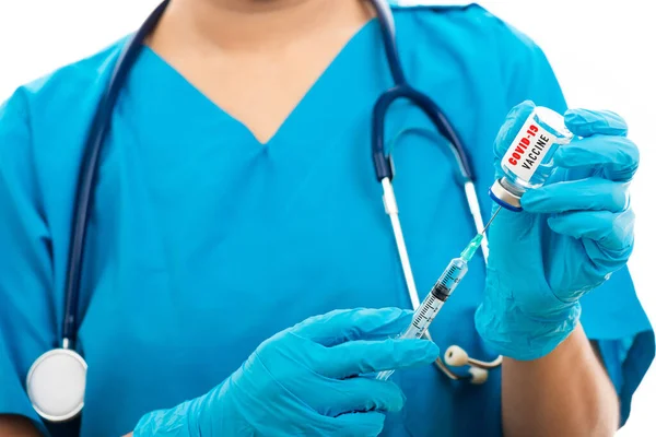 Kvinnlig Sjuksköterska Med Stetoskop Sätter Gummihandskar Och Bär Medicinsk Ansiktsmask — Stockfoto