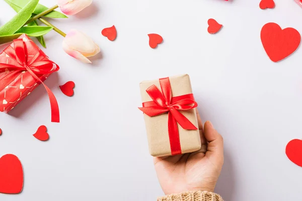 Valentijnsdag Verjaardag Vrouw Handen Houden Geschenk Geschenkdoos Versierd Rode Hart — Stockfoto