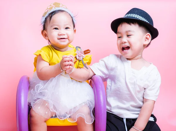 Asyalı Küçük Kardeş Güzel Elbiseli Küçük Kızı Sandalyede Oturuyorlar Çocukları — Stok fotoğraf