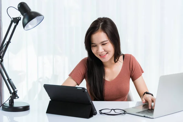 Trabalho Casa Sorrindo Feliz Negócio Asiático Jovem Bela Mulher Sentada — Fotografia de Stock