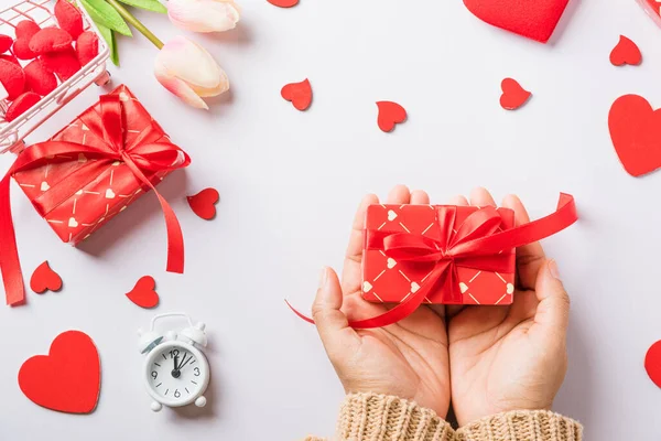 Valentýn Narozeniny Dámské Ruce Drží Dárek Nebo Dárek Box Zdobené — Stock fotografie