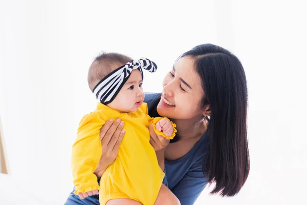 Güzel Asyalı Bir Annenin Portresi Yeni Doğmuş Bebeğiyle Evde Oynayıp — Stok fotoğraf