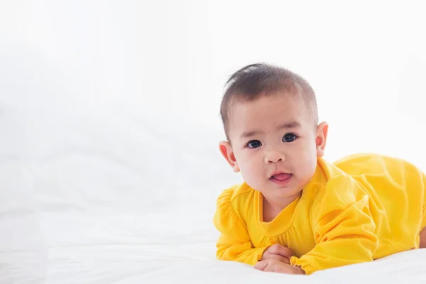 Yeni Doğmuş Güzel Asyalı Bebeğin Portresi Evde Yatağında Yatar Mutlu — Stok fotoğraf