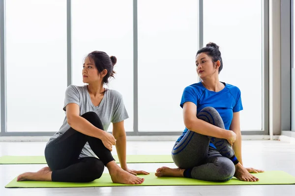 아시아 레슨을 Gym 운동을 있으며 상급생들 수업에서 요가를 생활을 즐기고 — 스톡 사진