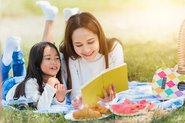 아시아인젊은 엄마와 공원에서 피크닉 읽으며 즐겁게 야외에 수있는 컨셉트 — 스톡 사진