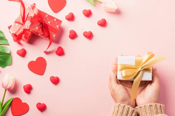 Valentijnsdag Verjaardag Vrouw Handen Houden Geschenk Geschenkdoos Versierd Rode Hart — Stockfoto