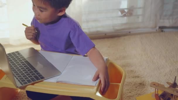 Asiatico Bambino Ragazzo Utilizzando Computer Portatile Studiare Lezione Online Casa — Video Stock