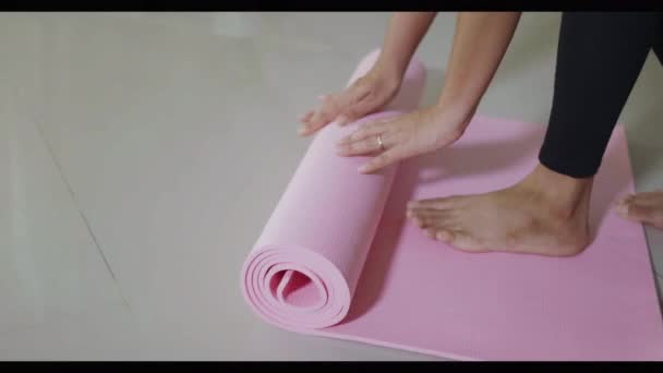 Γυναίκα Τροχαίο Ροζ Στρώμα Γιόγκα Πριν Μετά Την Προετοιμασία Του — Αρχείο Βίντεο