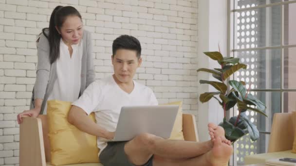 アジアの夫婦夫婦は 夫と妻の仕事と財政議論を分析ラップトップコンピュータを使用しています コンピュータによって家から一緒にオンラインで陽気な愛情のカップル笑顔ショッピング注文製品 — ストック動画