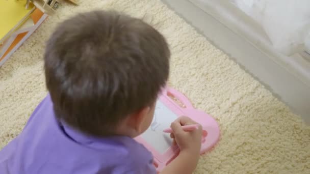 Szczęśliwy Azjatycki Klid Małego Chłopca Przedszkola Pisanie Tablicy Rysunku Magnetycznego — Wideo stockowe