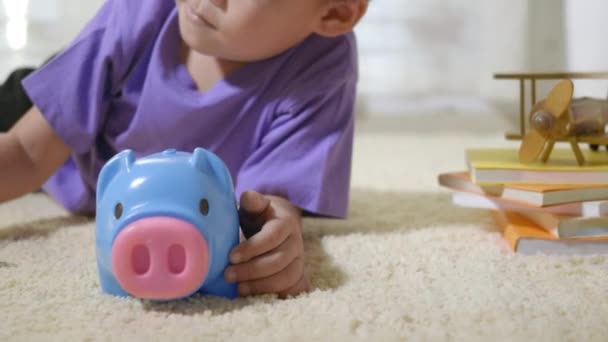 Счастливый Азиатский Мальчик Дошкольного Возраста Положить Булавочные Монеты Деньги Голубой — стоковое видео