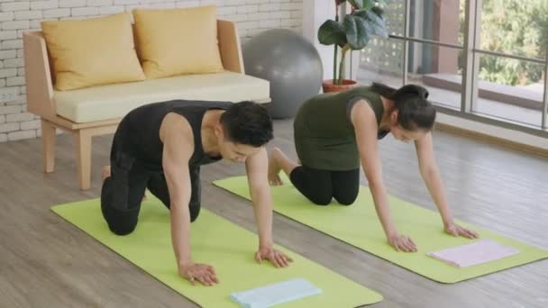 Feliz Asiática Hermosa Familia Estilo Vida Pareja Haciendo Yoga Pie — Vídeos de Stock