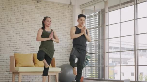 Glad Asiatisk Vacker Livsstil Familj Par Gör Yoga Stående Meditera — Stockvideo