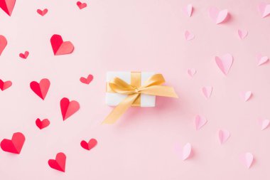 Sevgililer Günü geçmişi. Beyaz hediye kutusu kartpostalı ve kağıt uçucu elementler kalpler pembe arka planda hediye kartı, aşkın sembolü. Anneler Günün kutlu olsun, Sevgililer Günü konsepti