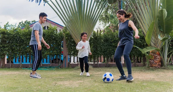 Mãe Jovem Asiática Pai Filha Criança Jogando Futebol Fora Natureza — Fotografia de Stock