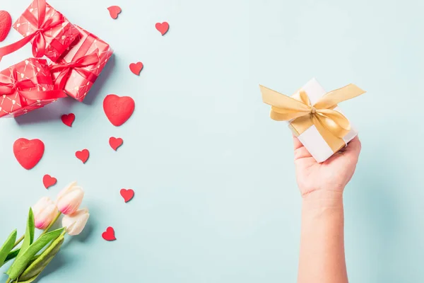Valentijnsdag Verjaardag Vrouw Handen Houden Geschenk Geschenkdoos Versierd Rode Hart — Stockfoto