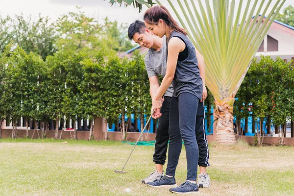 Aziatische Jonge Man Ondersteunen Onderwijs Opleiding Vrouw Perfect Golf Spelen — Stockfoto