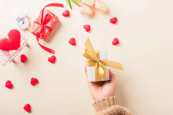 Valentijnsdag Verjaardag Vrouw Handen Houden Geschenk Geschenkdoos Versierd Rode Hart — Stockfoto