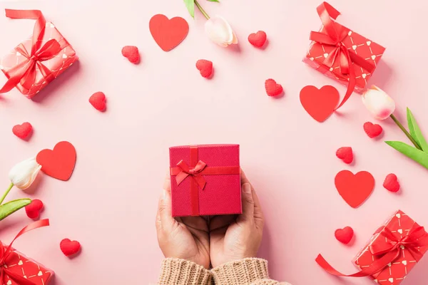 Valentijnsdag Verjaardag Vrouw Handen Houden Geschenk Geschenkdoos Versierd Rode Hart — Stockfoto