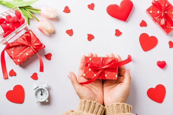 Valentijnsdag Verjaardag Vrouw Handen Houden Geschenk Geschenkdoos Versierd Rode Hart — Stockfoto