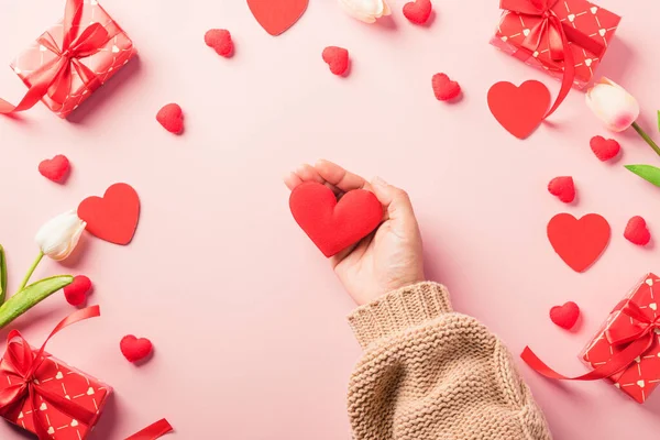 Valentijnsdag Verjaardag Vrouw Handen Houden Rood Hart Hebben Cadeau Geschenkdoos — Stockfoto