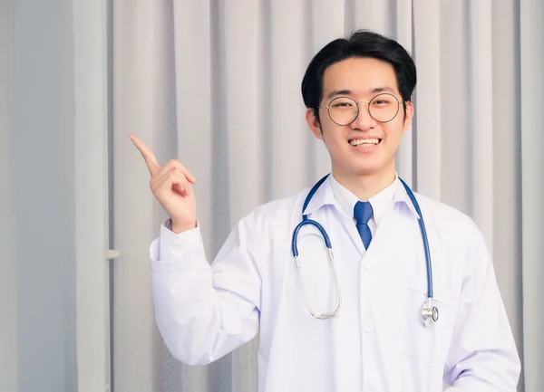 Retrato Close Feliz Asiático Jovem Médico Bonito Homem Sorrindo Uniforme — Fotografia de Stock