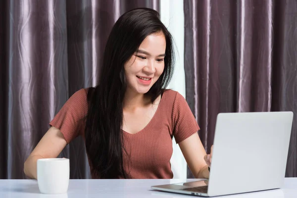 Trabajo Desde Casa Sonriendo Feliz Asiático Negocio Joven Hermosa Mujer — Foto de Stock