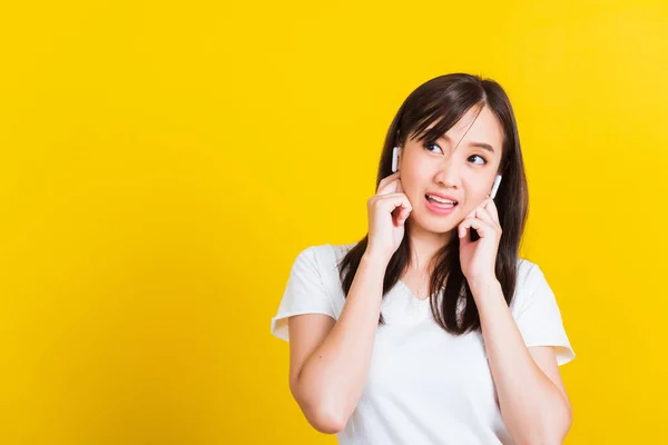 Retrato Asiático Uma Bela Mulher Feliz Usar Fone Ouvido Sem — Fotografia de Stock
