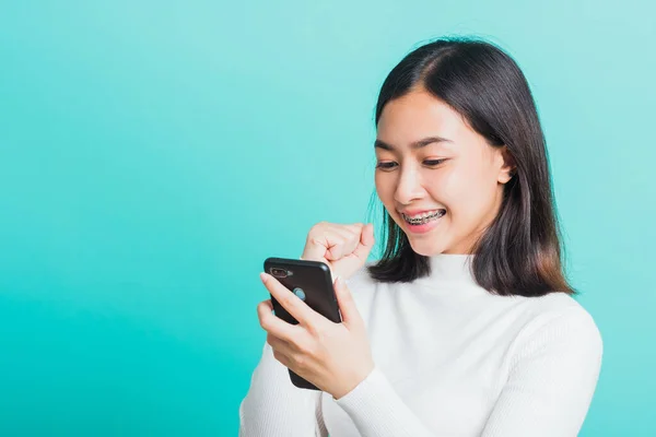 Asiatico Donna Sorriso Tenendo Smartphone Lei Felice Sorpreso Dopo Messaggio — Foto Stock