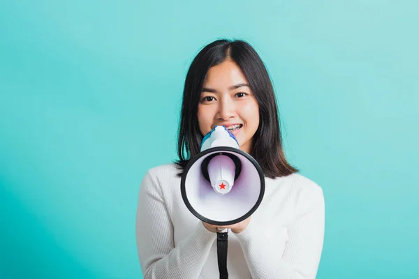 Schöne Asiatische Frau Lächelt Sie Hält Megafon Macht Die Ankündigung — Stockfoto