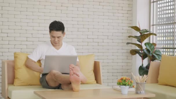 Щасливий Азіатський Вродливий Чоловік Який Користується Ноутбуком Інтернетом Вдома Молодий — стокове відео