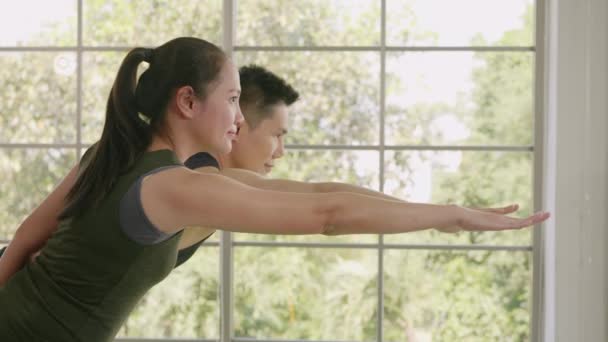 幸せなアジアの美しいライフスタイルの家族のカップルは マットで一緒に自宅で3ポーズワークアウトに瞑想Yoga立っています 2人で健康的なコンセプトをスポーツ スローモーション — ストック動画