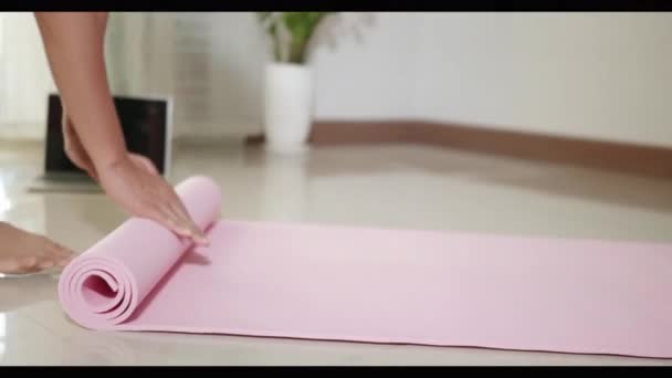 Frau Rollt Rosa Yogamatte Vor Oder Nach Sportvorbereitung Hause Wohnzimmer — Stockvideo