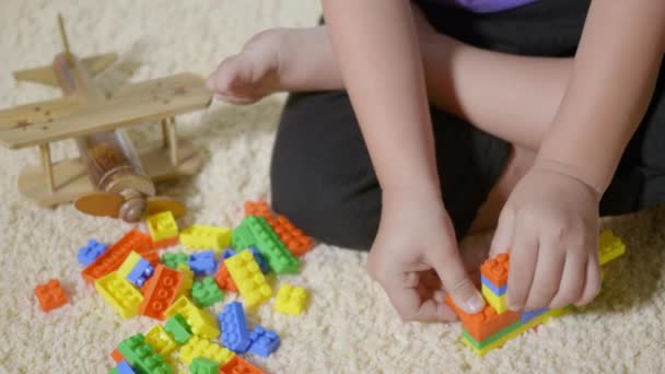 Szczęśliwy Azjatyckie Dziecko Chłopiec Przedszkola Grać Twórcze Plastikowe Zabawki Bloki — Wideo stockowe
